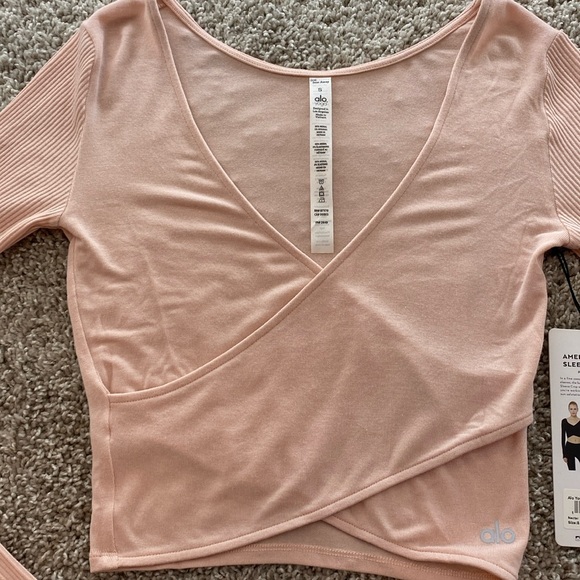 Alo Yoga Amelia Long Sleeve Crop Top. 
BNWT - Picture 4 of 10